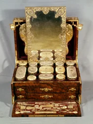 Estojo com acessórios em prata dourada, 1850s (nogueira)